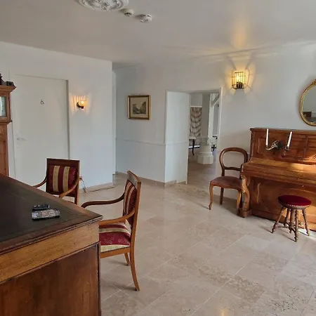 Demoiselle Du Chateau Bed & Breakfast